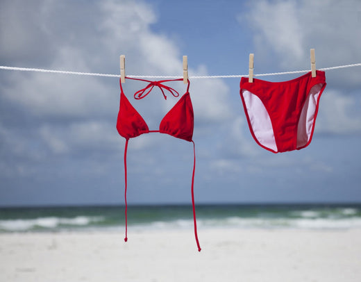 Come lavare i costumi da bagno e smacchiarli